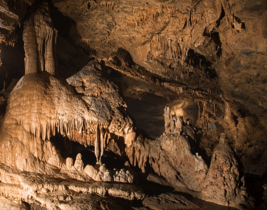 Familie bei Führung in der Lurgrotte Semriach Graz